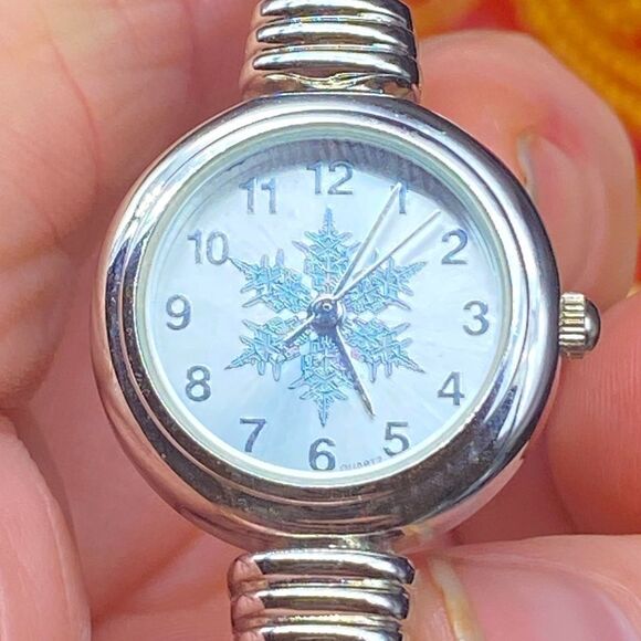 Ladies NWOT spring clasp Holiday Lane watch by Macy’s in exceptional condition - Picture 6 of 7